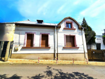 Casă individuală cu arhitectură clasică, renovată exter