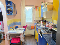 Vand apartament 3 camere semidecomandat in Deva, zona Micro 15, etaj 3