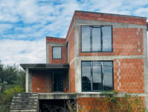 Casă nouă la roșu, tencuită interior, cu teren generos ?