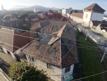 Casă cu 4 camere, situată în centrul orașului