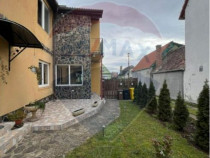Apartament spațios-3 camere-la curte în Turnișor-Inchi...