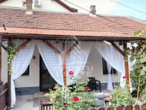 Apartament cu 3 camere, curte comuna, centrala proprie, z...