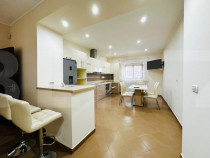 Casa spatioasa cu 5 dormitoare, doua bucatarii si teren de 1