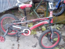 Bicicleta roșie și albastra