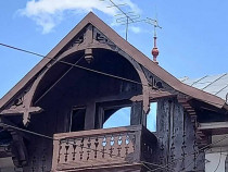 Sinaia ultracentral - apartament 4 camere la mansarda in vila P+1+M