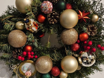 Coroniță de Crăciun pe suport natural din crenguțe de brad