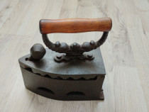 Fier de calcat vechi, cu carbuni - obiect de colectie sau decor