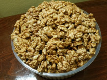 Miez de nucă proaspăt, curat și bine ales.