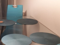 Masă dining cu blat de sticlă și 2 scaune din piele