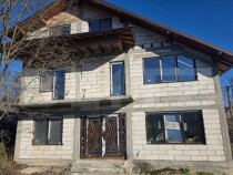 Casa de vanzare - 270 mp &ndash; Viforata, 3 km de Targoviste