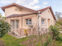 Casă renovată, luminoasă, cu teren generos și garaj d...