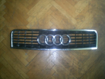 Audi A4 Grila capota