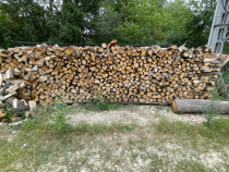 Depozit de lemn, lemne de foc taiate si despicate.