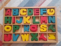 Set litere din lemn colorate mari in cutie de lemn