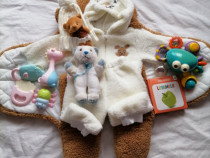Set de hăinuțe și jucării pentru bebeluși