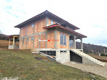 CASA LA ROSU CU PANORAMA INCREDIBLIA SI TEREN GENEROS IN ZON