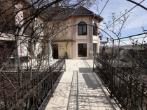 Casă spațioasă, 11 camere, 600 mp, teren 1450 mp, zona Li