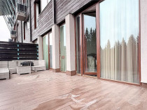 Terase generoase cu vederea spre padure