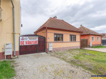 Casa traditionala,cu fantana si utilitati,1.200 mp teren,Cen
