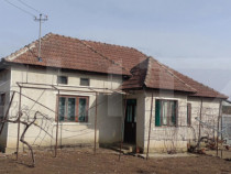 Casa cu 3 camere, bucatarie si baie, 105 mp si un teren 1900