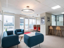 Acces nelimitat la spații de co-working în Regus Central Business Plaz