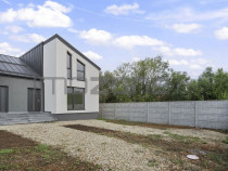 Casa spațioasă P+M, 195 mp, 3 dormitoare și 3 băi –...