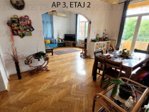 De cladirea intreaga pe o strada exclusivista