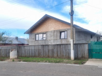 CASA LA ROSU CU TEREN