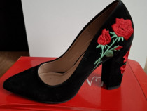 Pantofi cu toc gros , de v&acirc;nzare