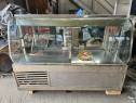 Vitrina carne cu geam bombat cu 2 polite si geamuri culisante la spate