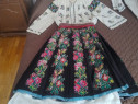 Costum popular Oltenesc – fustă neagră cu flori mari multicolore