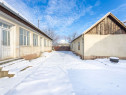 Proprietate cu două case și teren generos, cu toate uti...