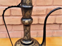 Carafă mare din alamă masivă gravată.