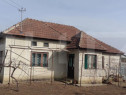 Casa cu 3 camere, bucatarie si baie, 105 mp si un teren 1900