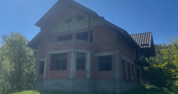 Casă la roșu cu teren în bucsoaia!