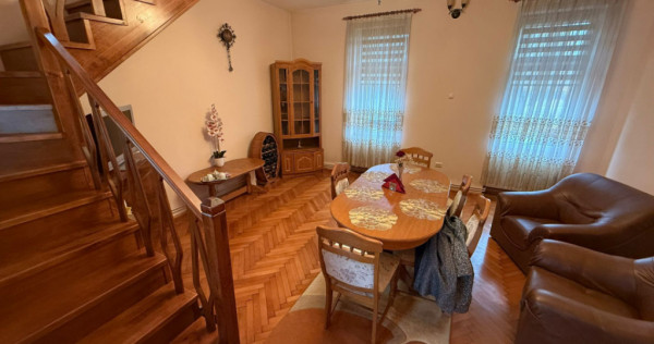 Casă cu garaj și 2 șeminee, lângă parcul mare – str.