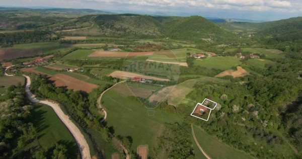 Casă țărănească cu teren 8 ha, 10 camere în munții...