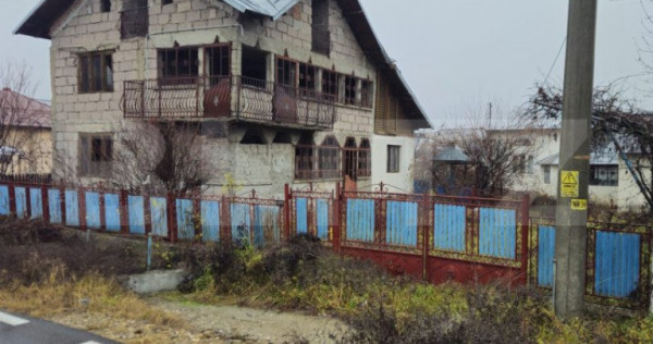 Casa la rosu, 9 camere, 171 mp, zona raciu-central, comision