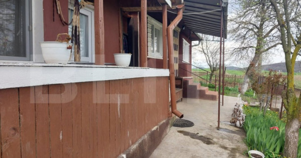 Casa traditionala cu 3 camere, 70 mp, teren 6000 mp, in zona