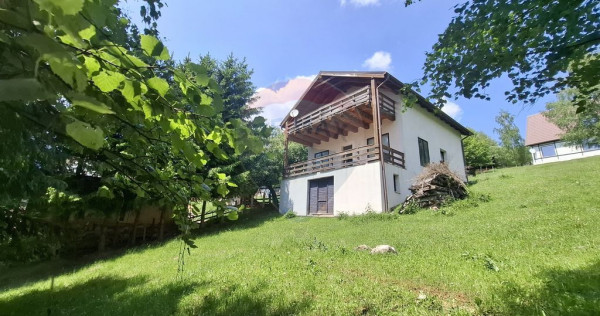 Casă de vacanță in măgura, la poalele munților piatr...