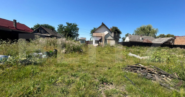 Teren ingradit si casa la rosu