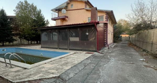 Investitie - imobil format din teren, 3 case si 1 piscina