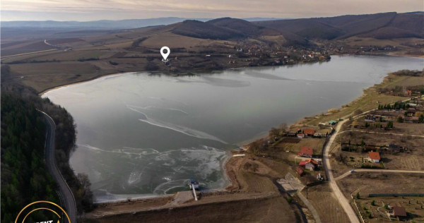 Teren cu priveliste magnificanta, langa lacul padureni, cova