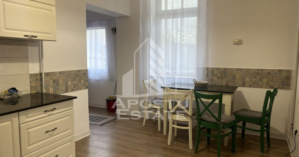 Casa cu etaj, 2 locuri de parcare, zona bucovina.