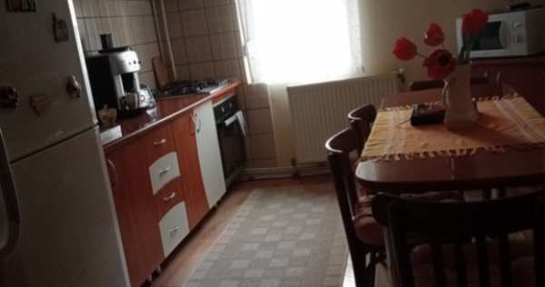 Apartament 3 camere, decomandat, la parter