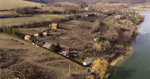 Teren cu priveliste magnificanta, langa lacul padureni, cova