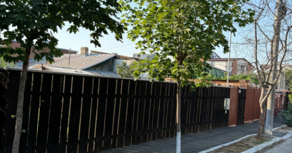 Vând teren cu casa bătrânească