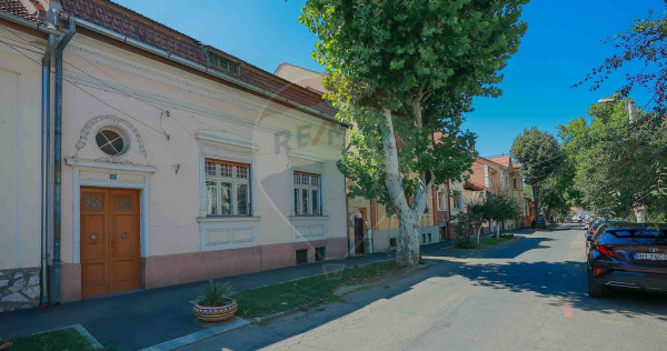 Casă evreiască interbelică, singur în curte, de vânz...