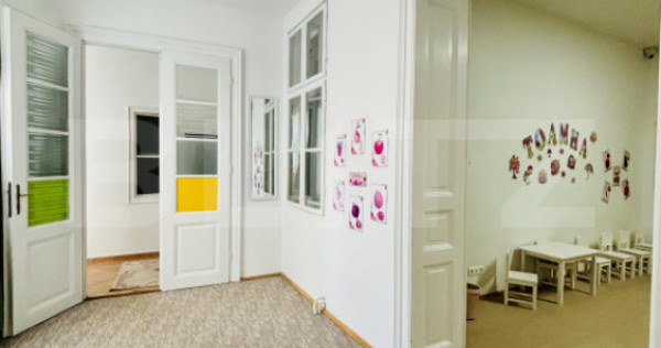 Casă spațioasă cu 10 camere, ideală pentru locuință sa