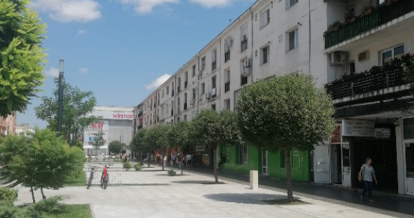 Apartament centru langa platou dacia etaj 2!!